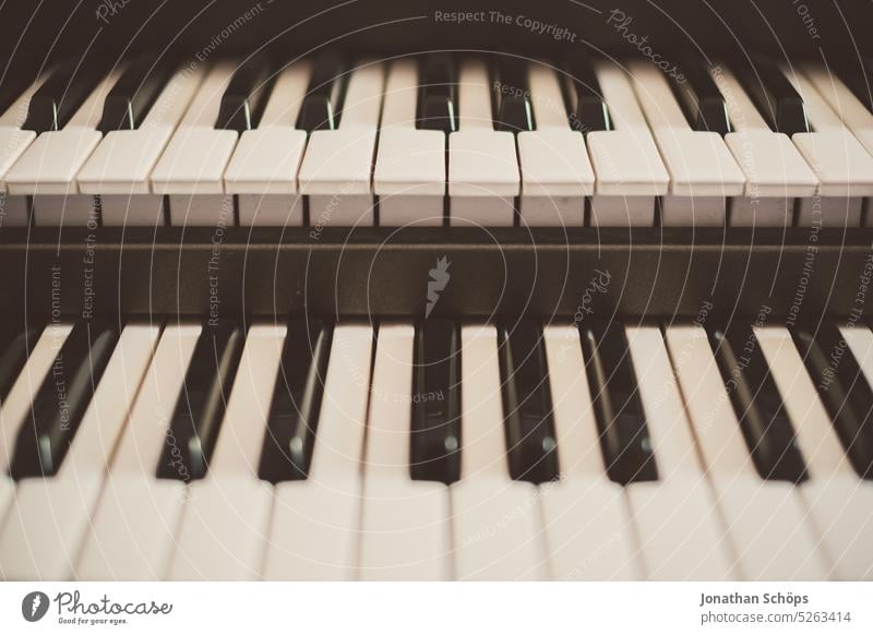Keyboard Tasten Klaviatur Piano Doppelstock Sound Musik Musikinstrument Klavier Klaviertasten Orgel Tasteninstrumente musizieren Detailaufnahme Nahaufnahme