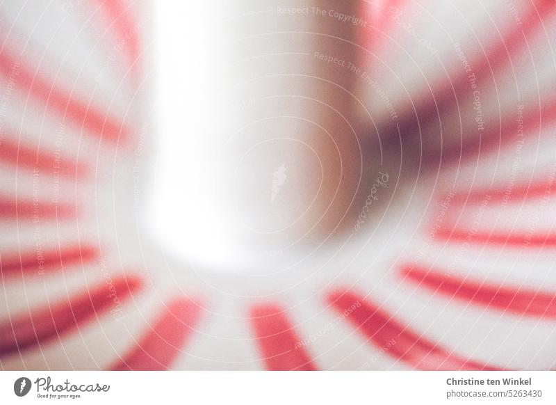 Strahlenförmige rote Streifen auf weißem Porzellan strahlenförmig Nahaufnahme Detailaufnahme Schwache Tiefenschärfe Unschärfe Strukturen & Formen Muster gemalt