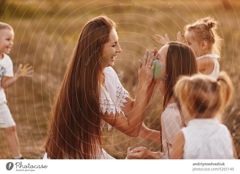 glückliche junge Mütter spielen mit ihren Kindern im Freien im Sommer. Glückliche Familie Zeit zusammen Konzept. selektiven Fokus. Zusammensein Tag Tochter