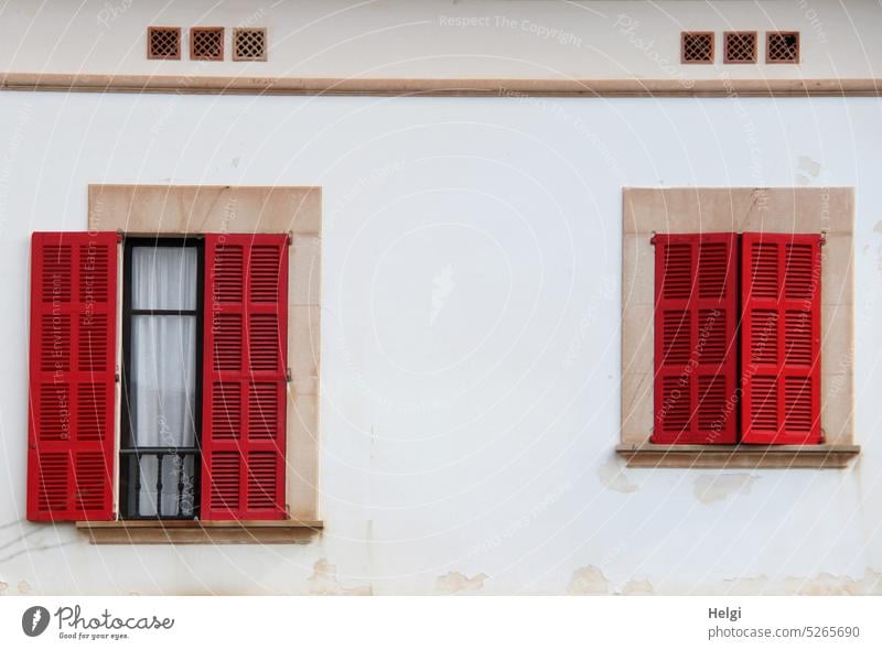 Windows - zwei Fenster mit roten Fensterläden aus Holz in einer weißen Wand Fassade Fensterladen geschlossen geöffnet Mauer Außenaufnahme Haus Menschenleer