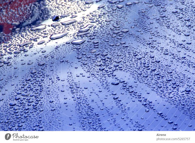 Spuren | eines Regenschauers Tropfen Motorhaube Wassertropfen Autolack nass Reflexion & Spiegelung glänzend blau Glätte parken PKW Sonnenlicht Wasserperlen