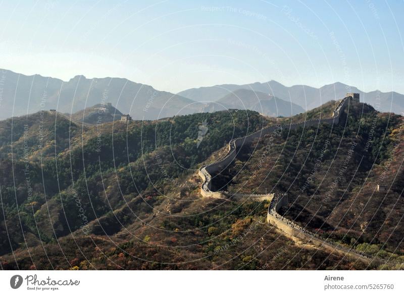 über alle Berge Chinesische Mauer China Sehenswürdigkeit Berge u. Gebirge Wahrzeichen Gebirgslandschaft Panorama (Aussicht) Befestigungsanlage Wall hügelig