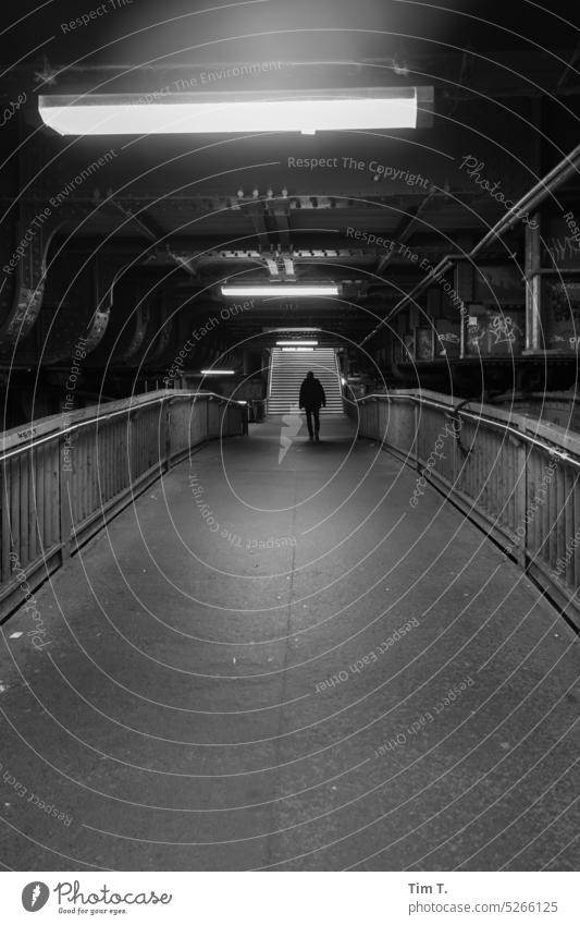 allein in Berlin Mitte Nacht Bahnhof Hauptstadt Berlin-Mitte Stadt Stadtzentrum Außenaufnahme Architektur Treppe Großstadt Deutschland s/w Schwarzweißfoto
