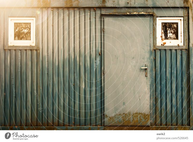 Altmetall Container Mauer Wand Fassade Fenster Tür Metall leuchten alt eckig einfach trashig trist Blech grau-blau Rost verfallen Zahn der Zeit Unbewohnt