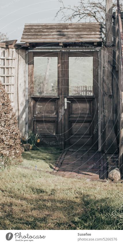 Eine alte Tür in einem Garten Alt Holz Tor Eingang Holztür Strukturen & Formen geschlossen Aussicht