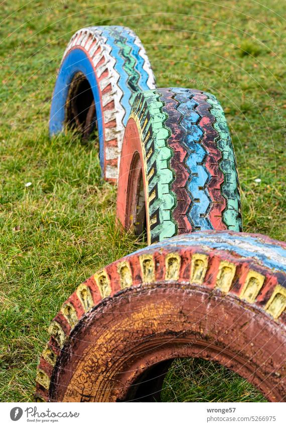 abgefahren | zweites Leben als Spielgerät Thementag Reifen Autoreifen ausrangiert Umnutzung Upcycling farbenfroh Farbigkeit Gummi Recycling Reifenprofil alt