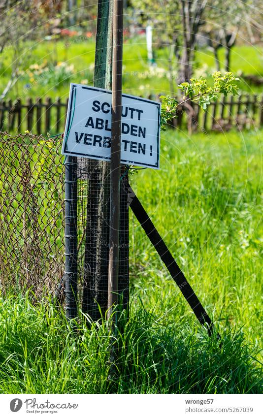 Schild SCHUTT ABLADEN VERBOTEN ! klemmt an einem Gartenzaun Verboten Verbotsschild Pfahl Zaunpfahl Gartenanlage Schuttabladen verboten Schilder & Markierungen