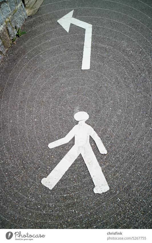 Straßenmarkierung Fußgänger mit Pfeil Symbol Schild Strasse Zeichen Schilder & Markierungen Straßenverkehr Hinweisschild Verkehrszeichen Verkehrswege