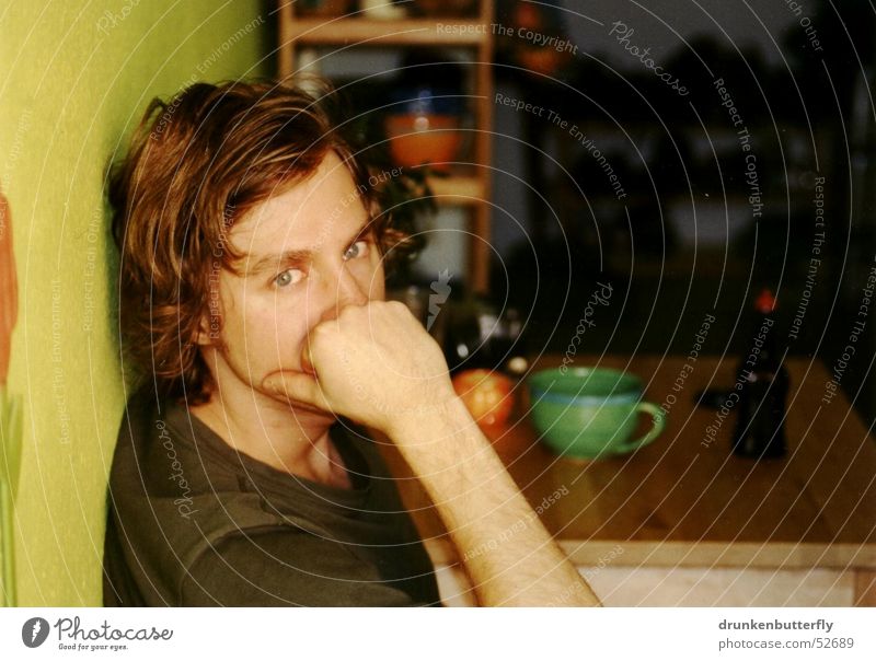 Micha Küche Tisch Wand Regal Tasse Porträt grün Physik Denken Mensch Gesicht Arme Auge Wärme nachdenken Blick Mann