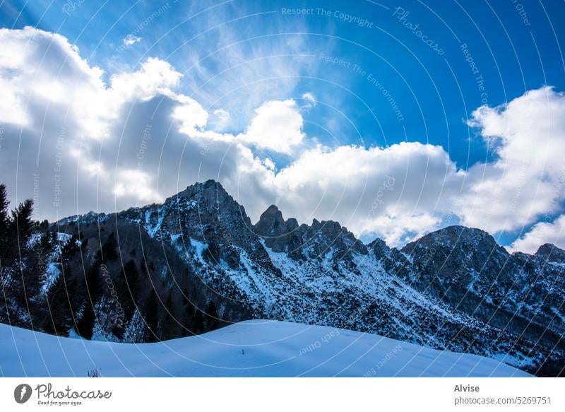 2023 03 04 Recoaro Alpen Landschaft Berge u. Gebirge Gipfel Natur Himmel reisen Felsen im Freien Ansicht schön Tourismus alpin Europa hoch Tal Cloud blau