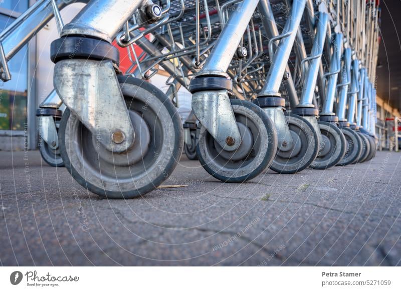 Einkaufswagenrad Einkaufwagenräder Konsum kaufen einkaufen Handel Verbraucher Gewerbe Rad Menschenleer Einkaufsmarkt Supermarkt
