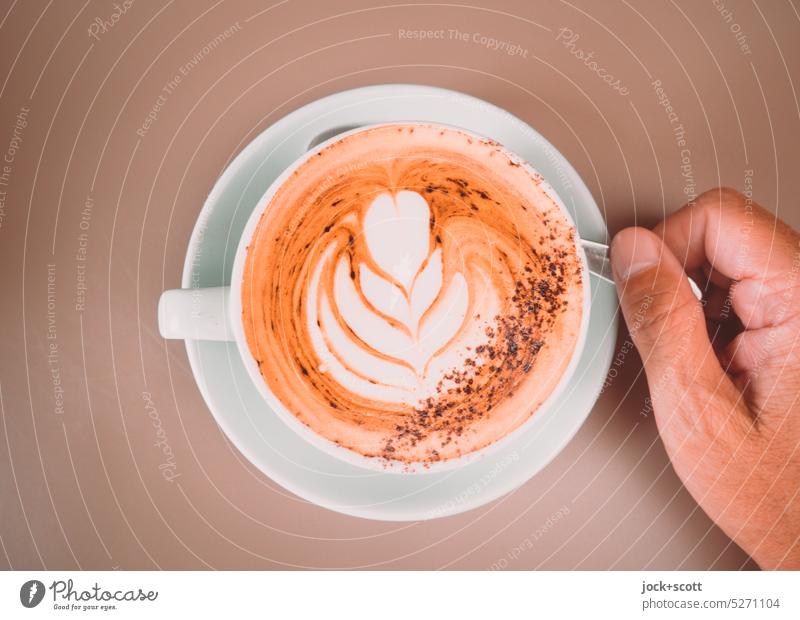 Latte Art eine Kunst zum Trinken Milchkaffeetyp Cappuccino Kaffee Kaffeetrinken Kaffeetasse Heißgetränk lecker Getränk Kaffeepause Tasse stoppen Hand