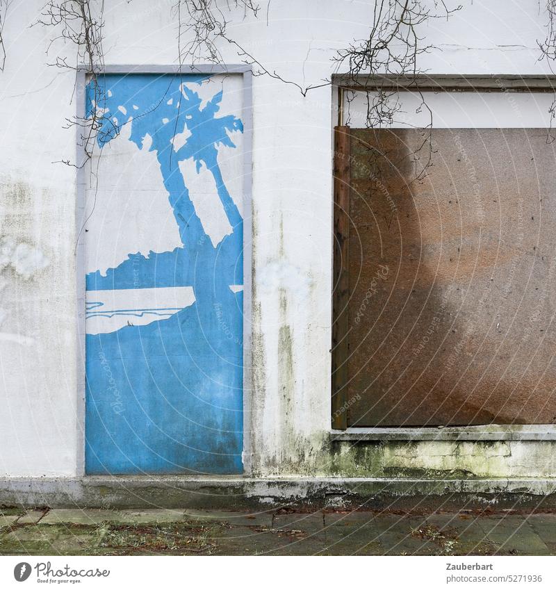 Tür und Schaufenster eines verlassenen Hauses, Bild von Palmen, Sehnsucht, Fernweh und Wirklichkeit Scheitern alt verwahrlost geschlossen Ladengeschäft Fenster