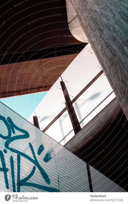 Autobahnbrücken kreuzen sich und bilden abstrakte, graphische Formen Brücken Kreuzung Muster Abstraktion Beton Glas Geländer Graffiti Polygon Trapez Architektur