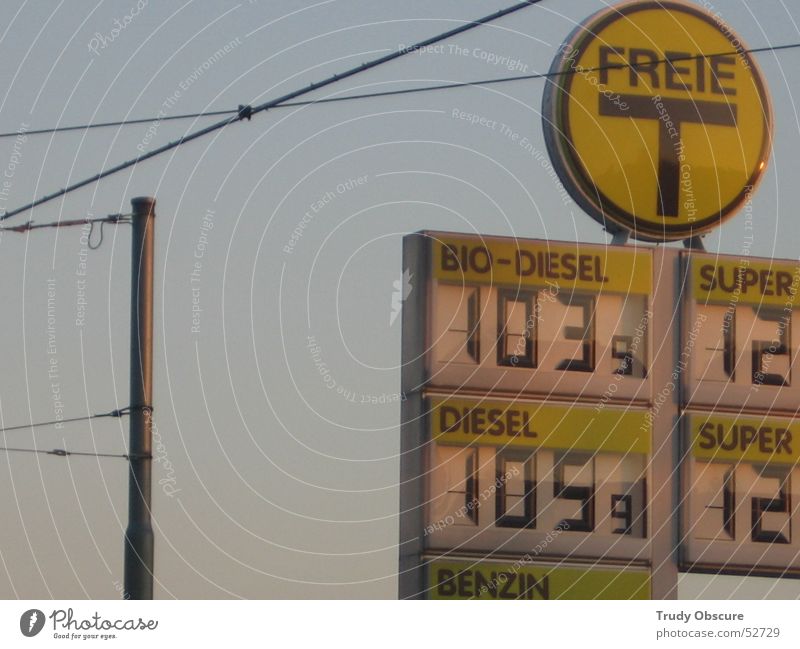 >T< Tankstelle gelb Diesel Liter Benzin Himmel Ziffern & Zahlen Kabel Prima Strommast blau Schilder & Markierungen Bioprodukte Preisschild