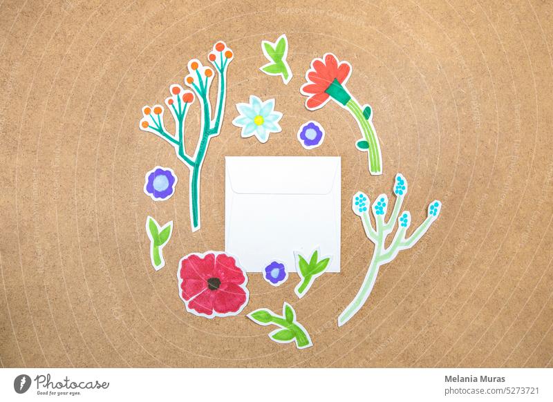Umschlag mit Papier handgezeichneten Blumen deco Anordnung auf neutralem Hintergrund. Grüße Konzept, Einladung, Hochzeit Geburtstagskarte. Jahrestag Ordnung