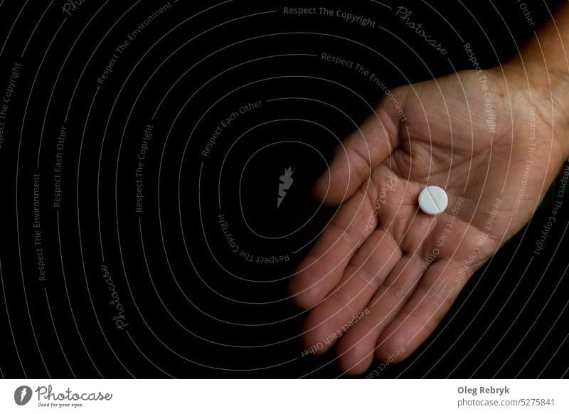 Weiße Pille auf der offenen, faltigen Handfläche einer alten Frau Person Tablette Medizin Krankheit Pflege Gesundheit weiß Medikament Senior Verschreibung