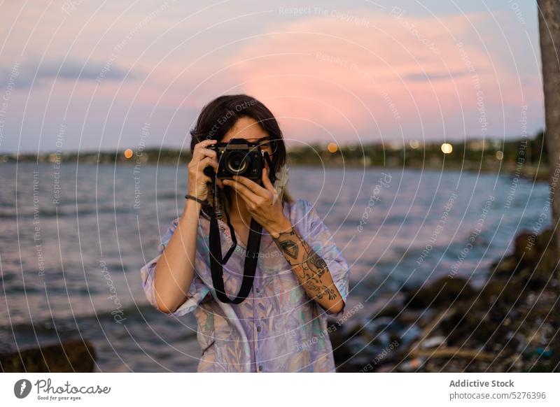 Junge weibliche Reisende beim Fotografieren Frau Fotokamera MEER Sonnenuntergang Wasser Urlaub reisen Abend Rippeln Dämmerung Windstille Abenddämmerung Himmel