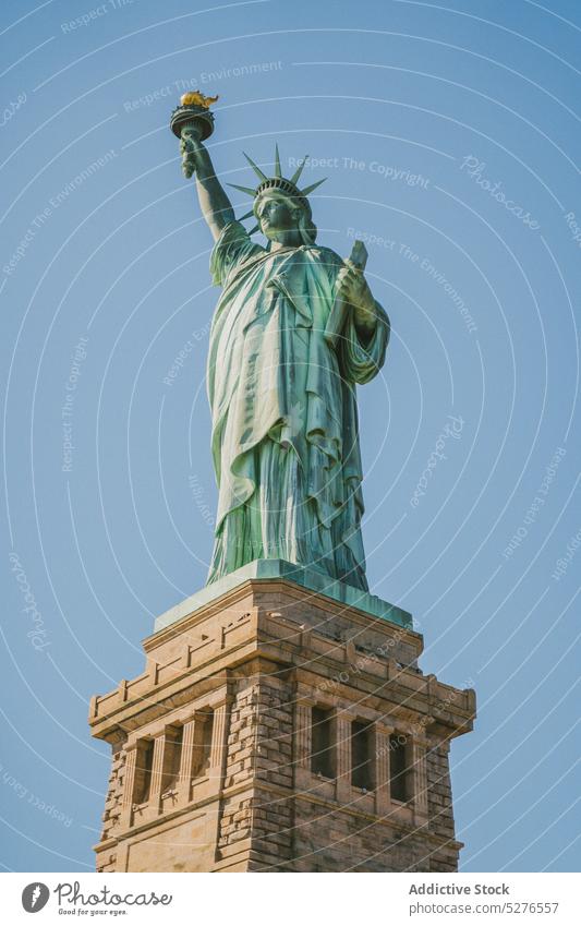 Freiheitsstatue gegen blauen Himmel berühmt Denkmal historisch Bildhauerei Wahrzeichen Kultur Erbe Architektur Großstadt Sightseeing New York State USA amerika