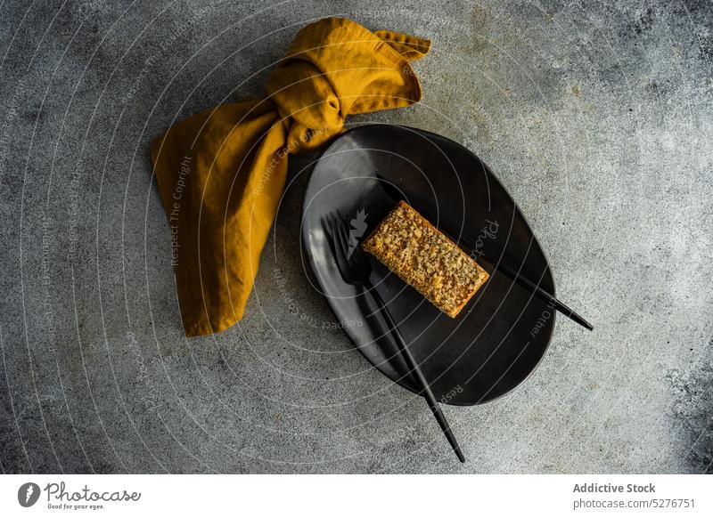 Karamellkuchen auf dem Teller serviert backen Kuchen Dessert essen Essen Lebensmittel Mahlzeit Serviette Spielfigur süß Tisch geschmackvoll Textil selbstgemacht