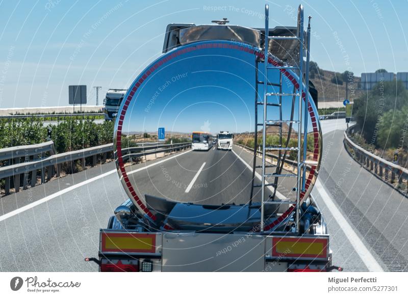 Heck eines Tanklastzugs mit Spiegeleffekt, in dem sich ein Lkw und ein Bus spiegeln. Lastwagen Anhänger Verkehr Reflexion & Spiegelung Tankwagen Rücken Fahrzeug