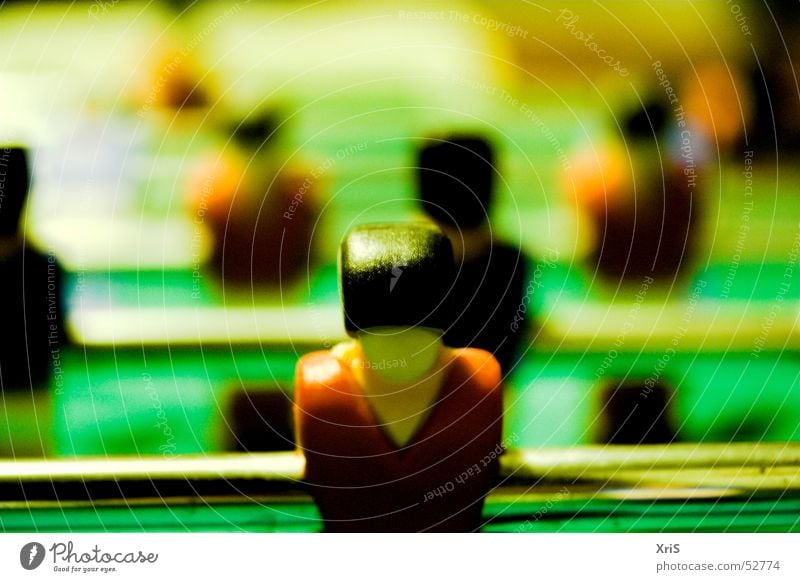 In erster Reihe Tischfußball Stürmer Sportmannschaft Spielfigur Schwache Tiefenschärfe Farbfoto Stab grün hintereinander Rückansicht glänzend