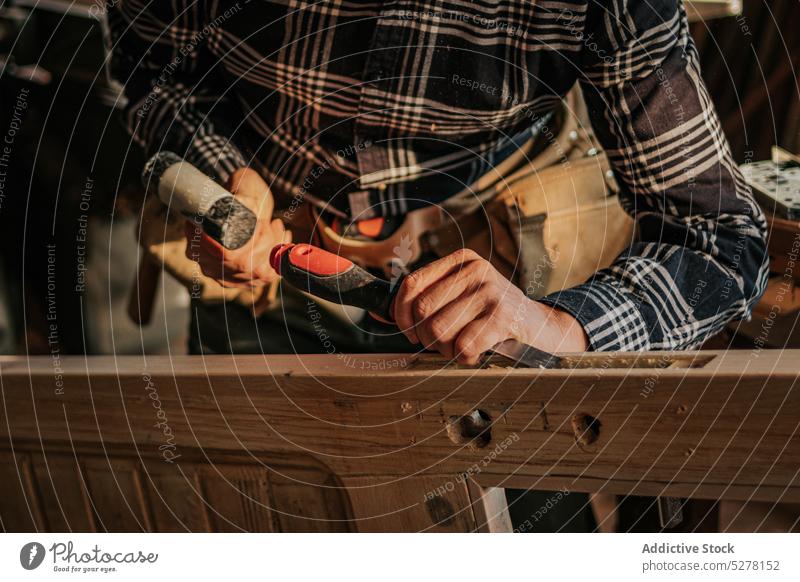 Schreiner mit Stemmeisen in der Werkstatt Mann Zimmerer Beitel geschnitten Holz hölzern Schiffsplanken Tischlerarbeit Arbeit männlich Holzarbeiten
