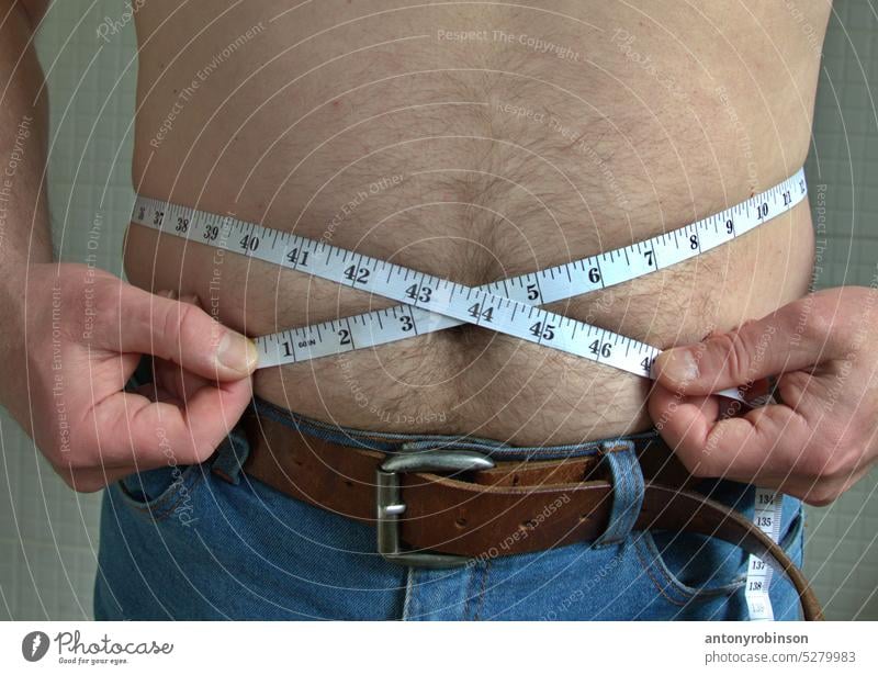 Die Taille eines Mannes wird gemessen Person Gewicht normal Verlust Messung Klebeband Gesundheit Übergewicht bmi fettleibig Körper Lifestyle Diät Fitness
