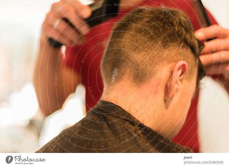 Haare schneiden Person Rasieren Haare & Frisuren Beruf Behaarung Friseur Haarschnitt Stil Mode Haarpflege Werkzeug Pflege Arbeit & Erwerbstätigkeit