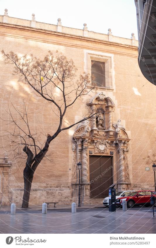 Historisches Gebäude in Valencia. Museum Steingebäude in beige Farben mit einem Baum Silhouette und Autos auf der Straße. Architektur Wand Fassade Altbau Himmel