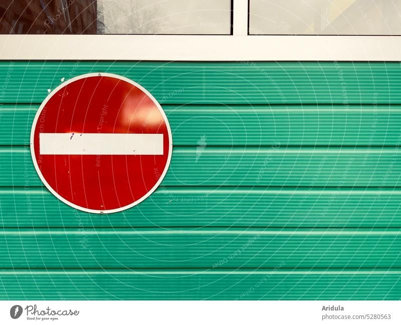 „Verbot der Einfahrt“-Schild auf grünem Garagentor Verkehrsschild verboten Schilder & Markierungen Hinweisschild Verbotsschild Verkehrszeichen Verbote