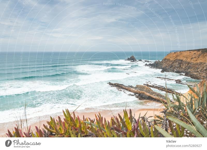 Die felsigen und steinigen Klippen und der Sandstrand von Alteirinhos in der Nähe von Zambujeira do Mar, Region Odemira, Westportugal, sind bekannt. Wanderung auf dem Fischerpfad, Rota Vicentina