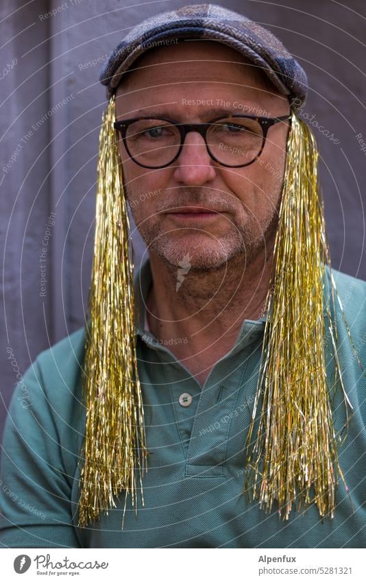 MainFux | Goldlocken Mann goldene Locken Porträt maskulin Erwachsene Blick in die Kamera Gesicht Haare & Frisuren langhaarig Mensch Brille Farbfoto