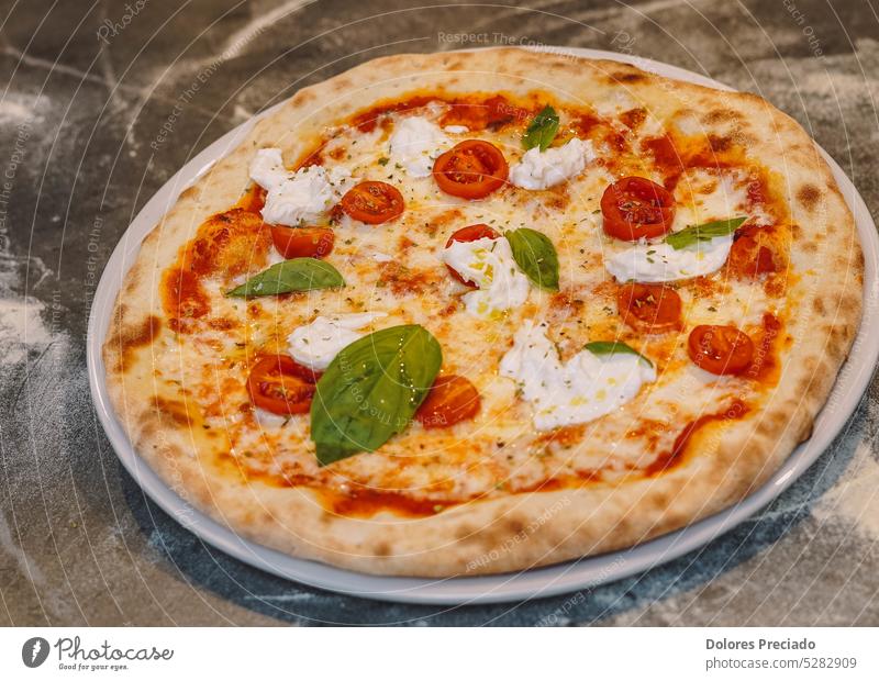 Die echte neapolitanische Pizza mit Sauerteig und frischen, natürlichen Zutaten Hintergrund Speck gebacken Basilikum Carbonara Käse gekocht Kruste Küche lecker