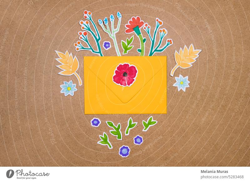 Umschlag mit Papier handgezeichneten Blumen deco Anordnung auf neutralem Hintergrund. Grüße Konzept, Einladung, Hochzeit Geburtstagskarte. Jahrestag Ordnung
