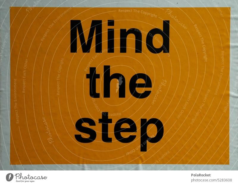 #A0# mind the step Schilder & Markierungen Hinweisschild Text Achtung Warnung