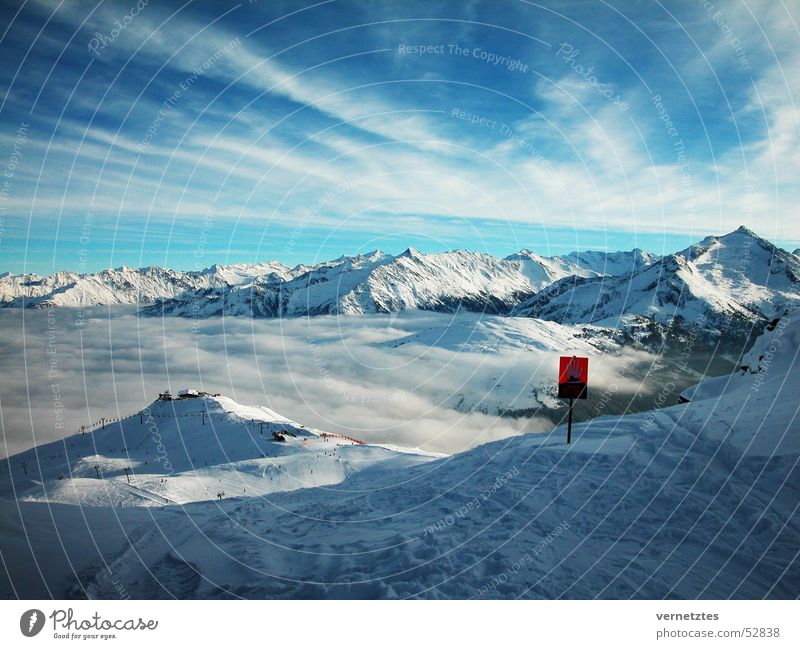 Winterwelt Himmel Wolken Berge u. Gebirge Bergkuppe Tal Schnee Nebel Skipiste Schilder & Markierungen kalt Ferien & Urlaub & Reisen Österreich Zillertal