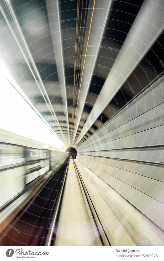 Mit hoher Geschwindigkeit durch eine U-Bahn-Station fahren U-Bahntunnel Verkehrswege Öffentlicher Personennahverkehr Schienenverkehr Bewegungsunschärfe