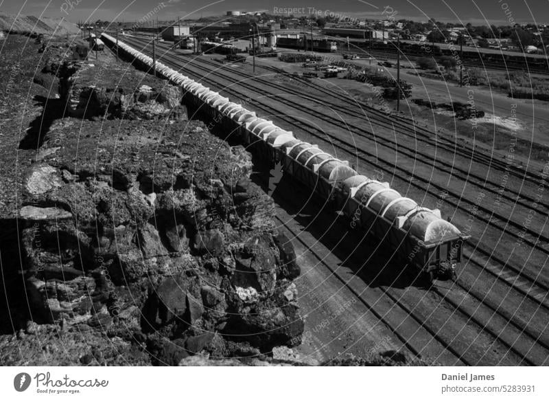 Langer Güterzug im australischen Outback, der nirgendwohin fährt Zug Bahngleise Eisenbahn Gleise Schienenverkehr Verkehr Güterverkehr & Logistik Bahnanlage