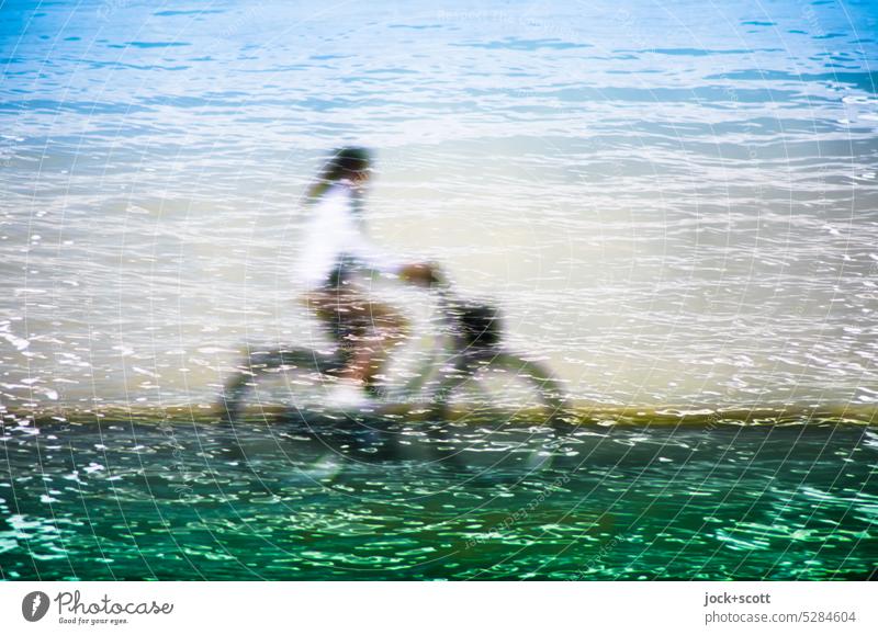 Traum vom Fahrrad fahren Mobilität umweltfreundlich Verkehrsmittel Wege & Pfade unterwegs Freizeit & Hobby Wasseroberfläche Unschärfe defokussiert