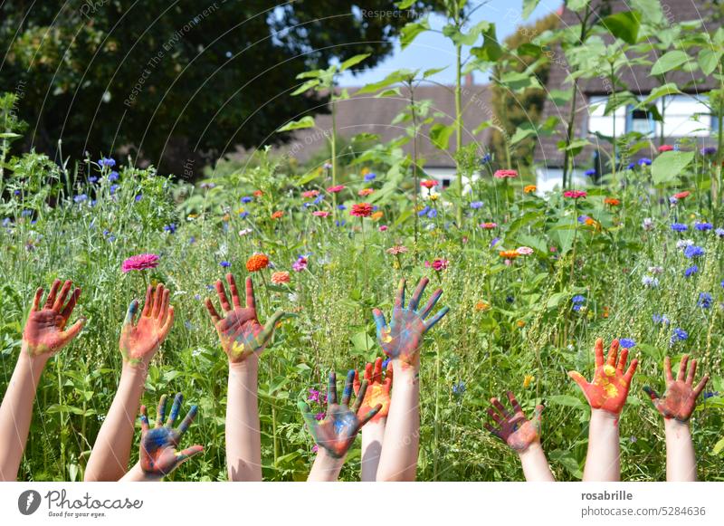viele bunte Kinderhände vor bunter Blumenwiese | bewusstseinserheiternd Hände malen Spaß Wiese Kindergarten draußen Spiel spielen Malspaß Kindheit Kreativität