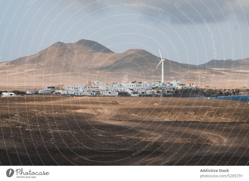 Malerischer Blick auf ein Dorf in den Bergen mit Windkraftanlage Berge u. Gebirge Turbine MEER bedeckt wolkig Himmel Natur trist Atmosphäre Landschaft Kraft