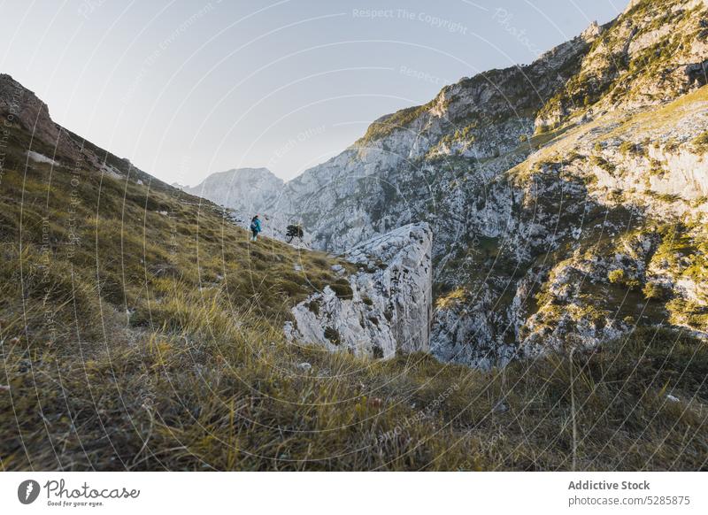 Wanderer am Berghang Frau Reisender bewundern Berge u. Gebirge Spaziergang Ausflug Natur Ambitus Landschaft Hochland Trekking Spanien reisen Abenteuer Tourismus