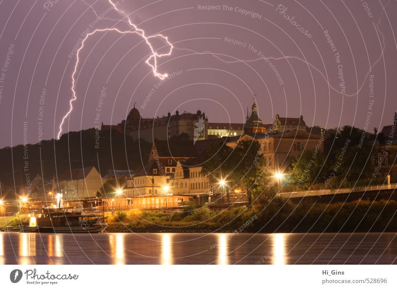 Pirna at Thunderstorm Gewitterwolken Blitze Kleinstadt Haus Burg oder Schloss Energie Natur Farbfoto Außenaufnahme Menschenleer Nacht Langzeitbelichtung