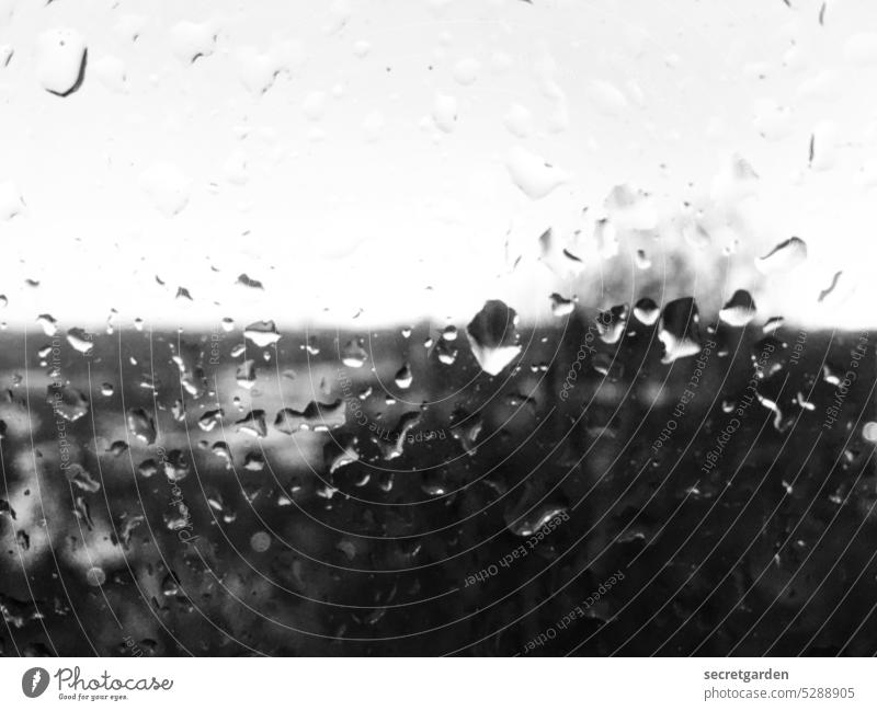 Zeit für Tee, Sofa und ein gutes Buch. Regen Scheibe Schwarzweißfoto minimalistisch trübe Stimmung Horizont Wassertropfen nass Regenwetter Wetter Winter