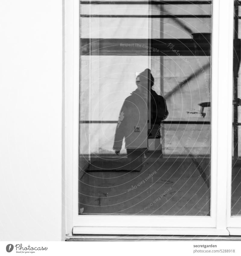 Parallelwelt | Einblick und Ausblick Scheibe Fenster Spiegelung selfie Baustelle Schwarzweißfoto Reflexion & Spiegelung Fensterscheibe Glas Glasscheibe Gebäude
