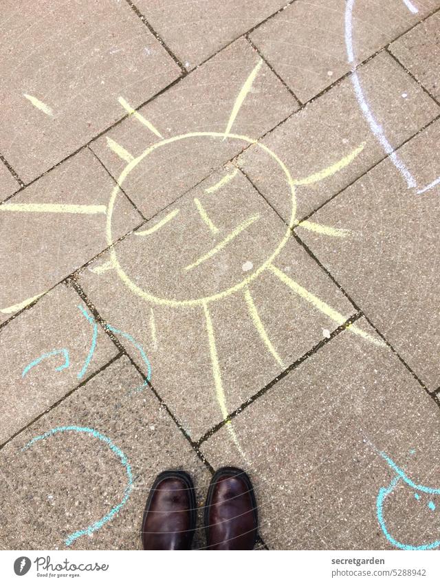 strahlend Sommer Graffiti Kreidezeichnung Kindheit Füße Schuhe Boden Bodenbelag Gehwegplatten Straße Außenaufnahme Strassenmalerei Kunst Zeichnung Straßenkreide