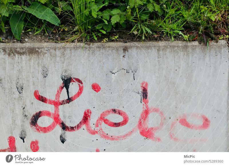 Liebe Schrift Schriftzeichen Schmiererei Kunst Ist das Kunst oder kann das weg? Wandmalereien Graffiti Langeweile Verbote Jugendkultur Straßenkunst Mauer