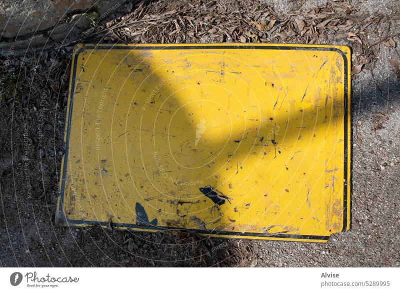 2023 03 05 Lonigo leeres gelbes Schild Zeichen vereinzelt blanko Straße Ermahnung weiß Verkehr Metall Ikon Symbol Vorsicht Hintergrund Sicherheit Gefahr Rahmen