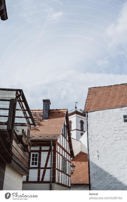 Mainfux | Fachwerk und ein Kirchturm Stadt Haus Fachwerkhaus nass Himmel Wolke Fachwerkfassade Seligenstadt bebaut alt historisch Deutschland Balkon Dach